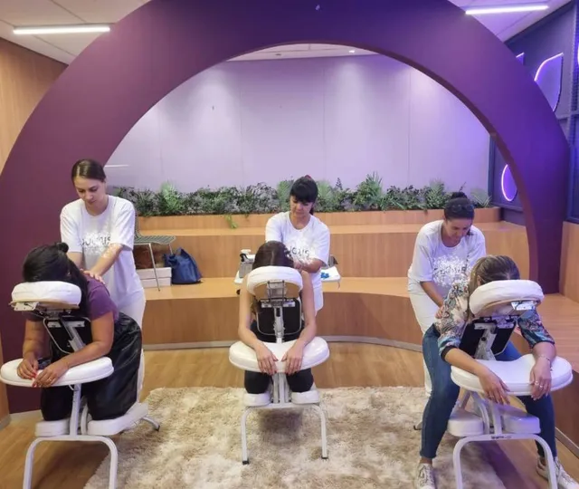 Como a Massagem Corporativa Pode Reduzir o Estresse no Ambiente de Trabalho