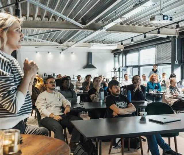 Cultivando a Felicidade no Trabalho: Estratégias para um Ambiente Mais Positivo e Produtivo