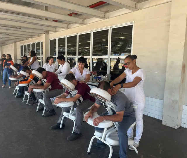 Massagem Corporativa: Como Medir o Impacto na Satisfação dos Empregados