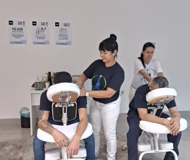Por Que a Massagem Corporativa é Essencial em Ambientes de Alta Pressão