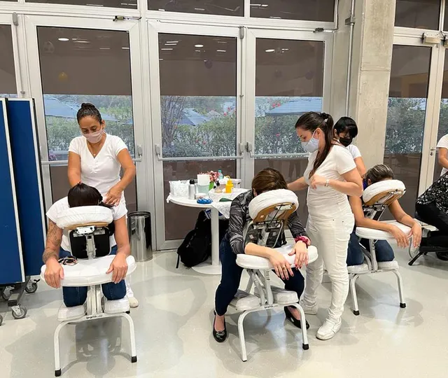 Serviço de massagem para prevenção de doenças ocupacionais