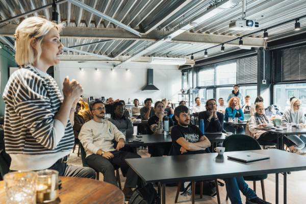 Cultivando a Felicidade no Trabalho: Estratégias para um Ambiente Mais Positivo e Produtivo
